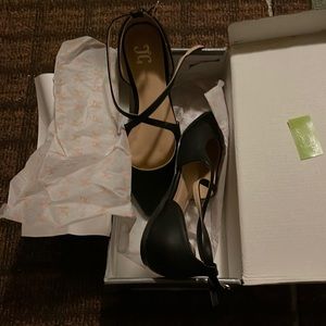 I’m selling flat shoes worn once size 6 color black with box